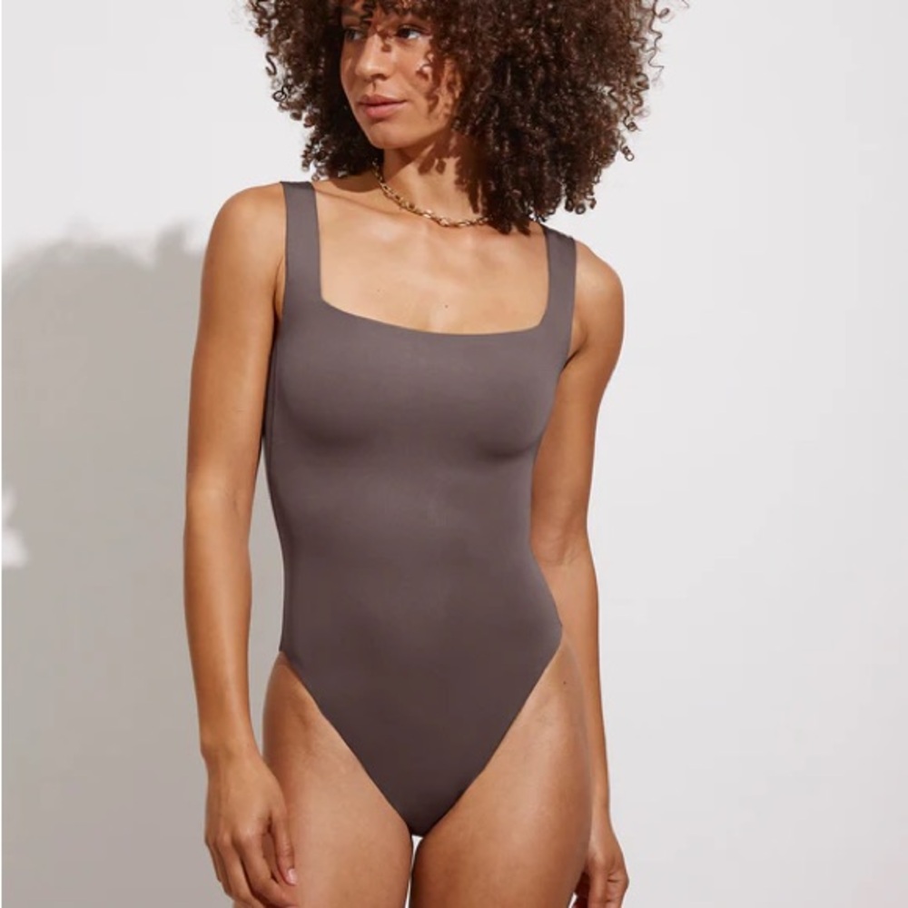 Left on Friday Streamline Suit size M
SUPER HIGH CUT LEG, MEDIUM BUM COVERAGE